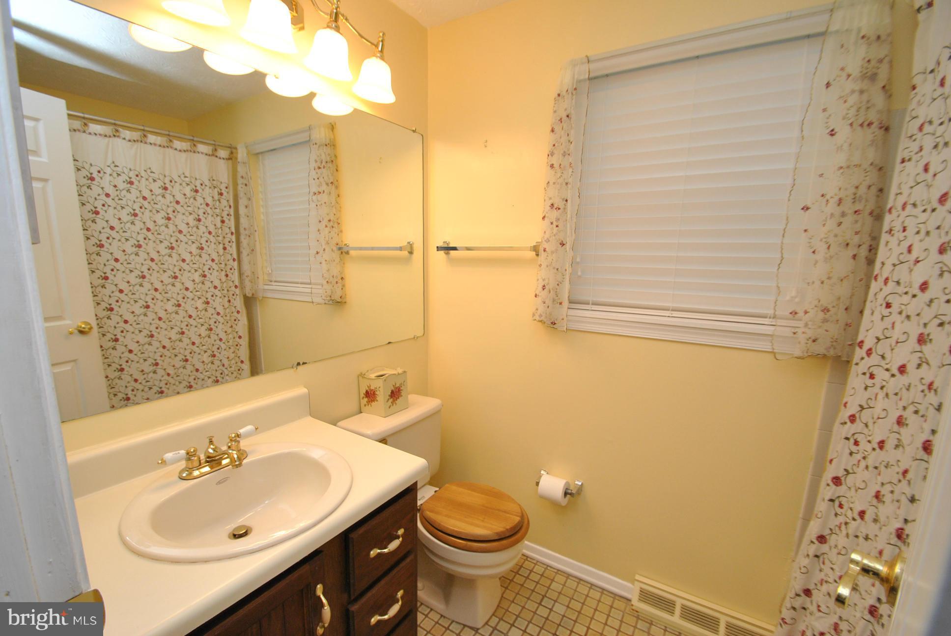 9421 Perglen Road Baltimore, MD 21236 - Photo 23 of 28 UPPER LEVEL HALL FULL BATH
