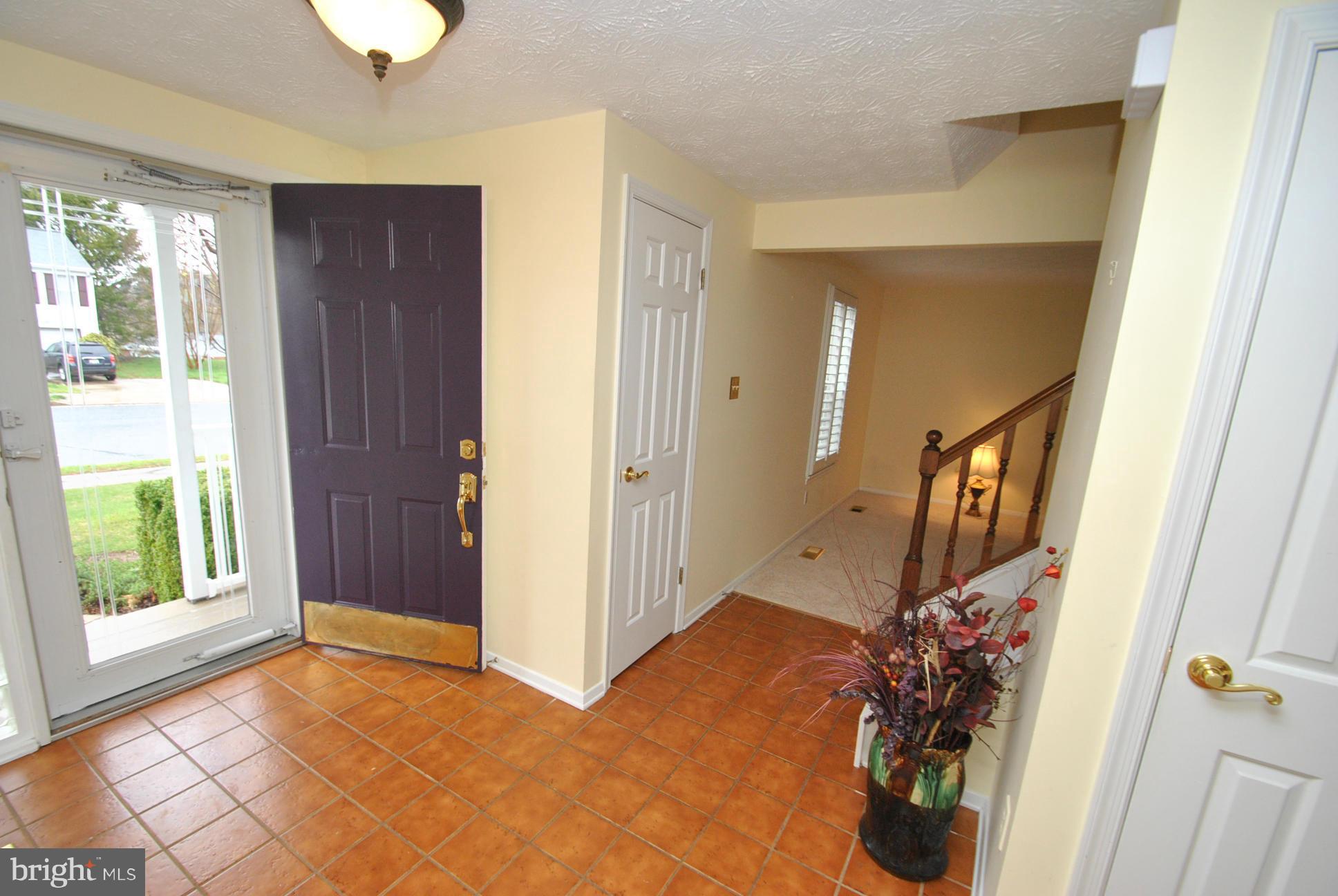 9421 Perglen Road Baltimore, MD 21236 - Photo 4 of 28 ENTRANCE / FOYER