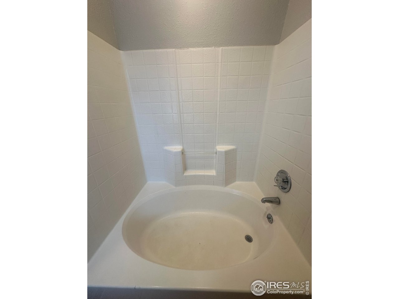 309 Phelps Street Sterling, CO 80751 - Photo 4 of 7 Oversized Tub / Shower Combo