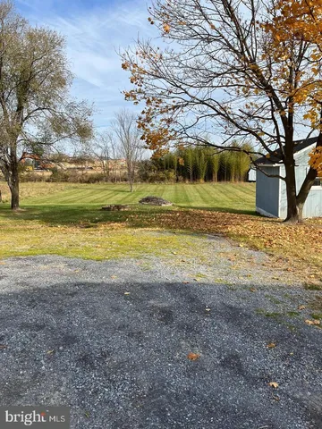 a view of a yard with a house