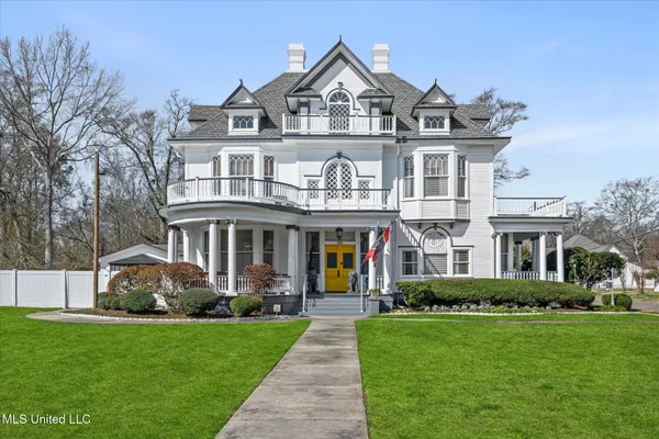 $854,900 | 1028 Main Street, Hattiesburg, MS 39401