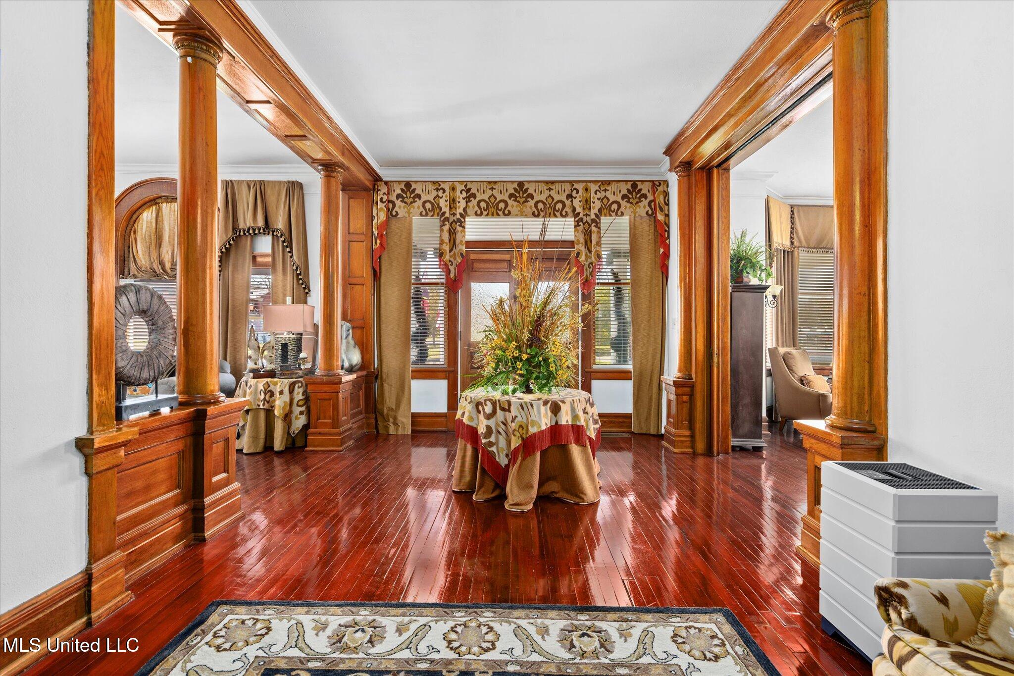 1028 Main Street Hattiesburg, MS 39401 - Photo 11 of 77 foyer