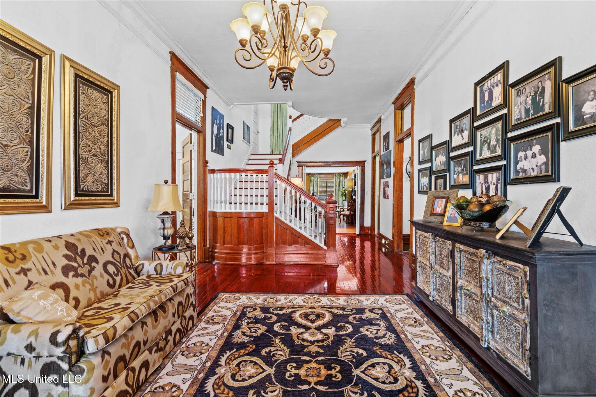 1028 Main Street Hattiesburg, MS 39401 - Photo 12 of 77 foyer