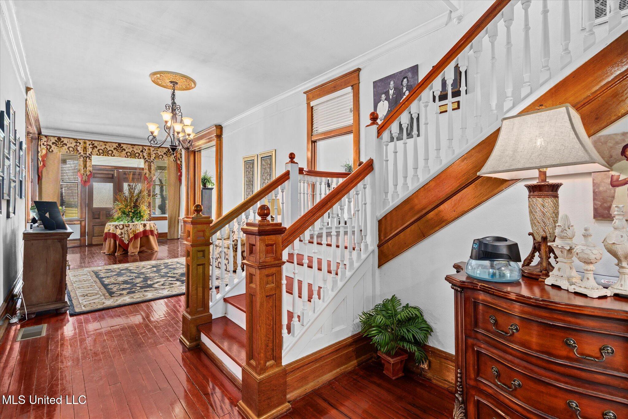 1028 Main Street Hattiesburg, MS 39401 - Photo 19 of 77 stair