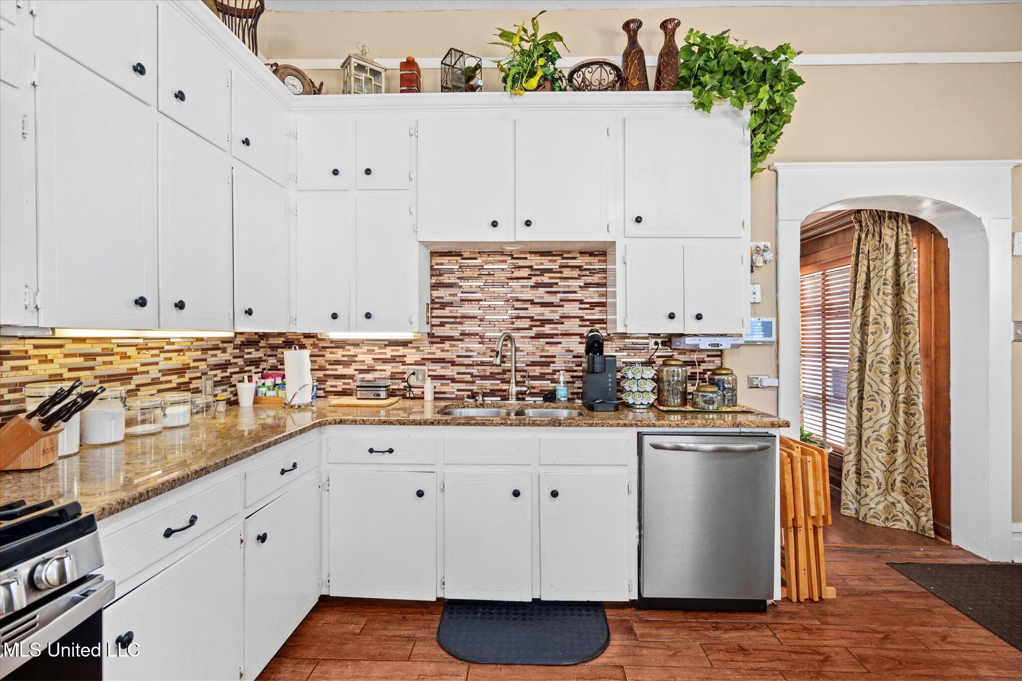 1028 Main Street Hattiesburg, MS 39401 - Photo 24 of 77 kitchen