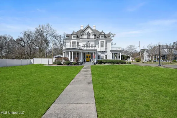 $854,900 | 1028 Main Street, Hattiesburg, MS 39401