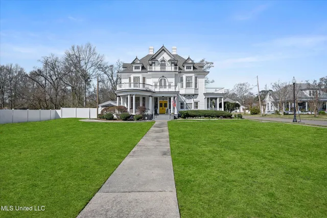 $854,900 | 1028 Main Street, Hattiesburg, MS 39401