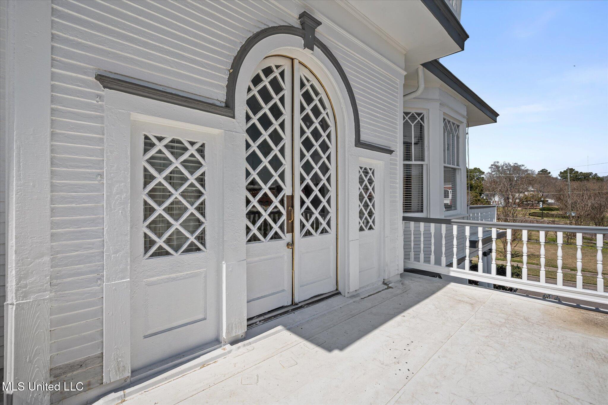 1028 Main Street Hattiesburg, MS 39401 - Photo 39 of 77 balcony