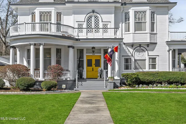 $854,900 | 1028 Main Street, Hattiesburg, MS 39401