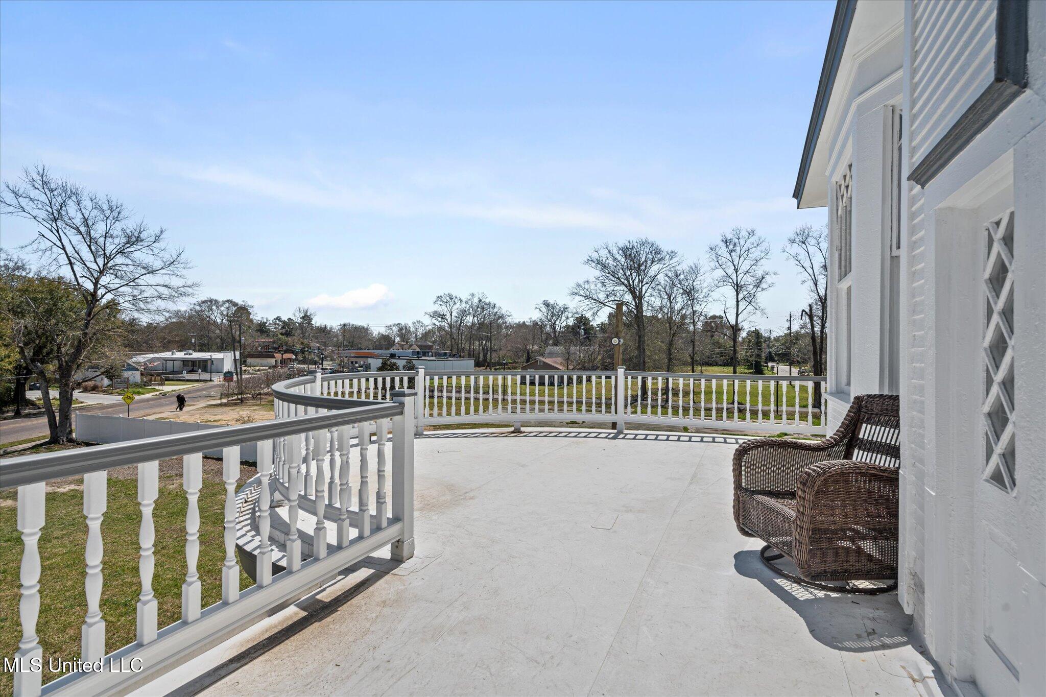 1028 Main Street Hattiesburg, MS 39401 - Photo 42 of 77 balcony