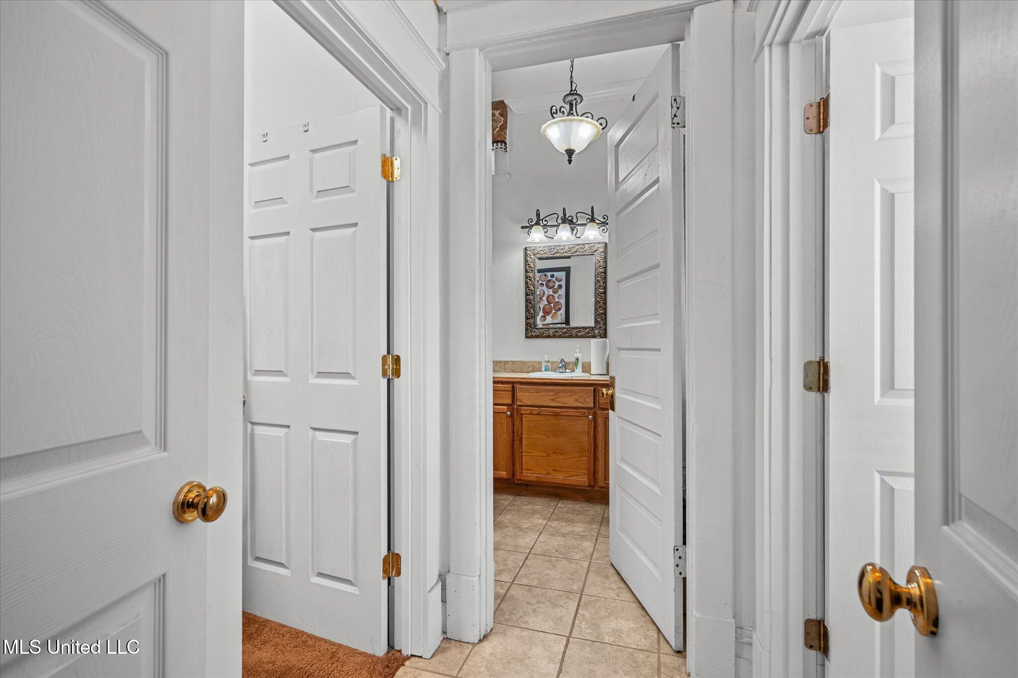 1028 Main Street Hattiesburg, MS 39401 - Photo 47 of 77 guest bathrooms