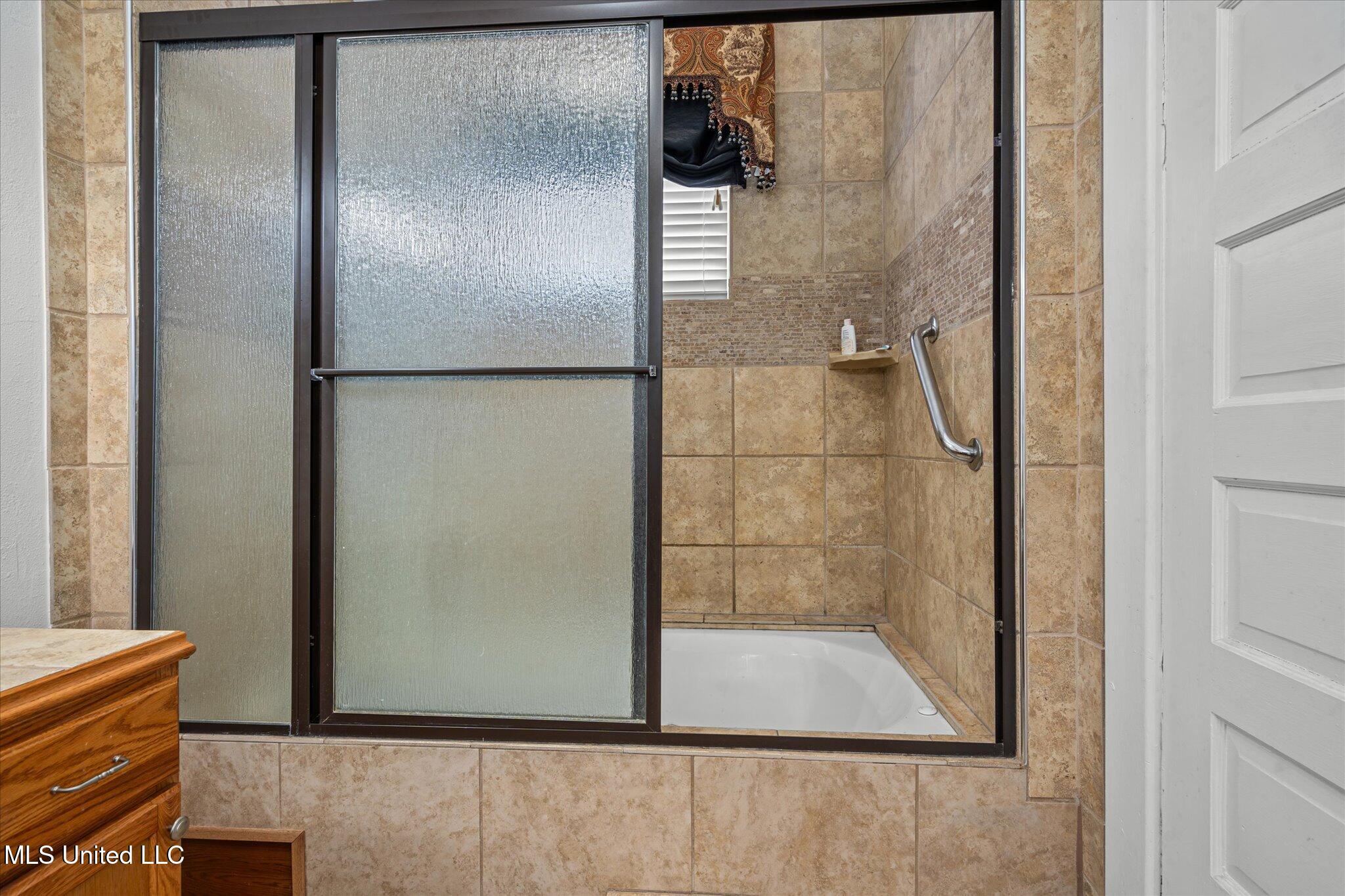 1028 Main Street Hattiesburg, MS 39401 - Photo 50 of 77 guest showers