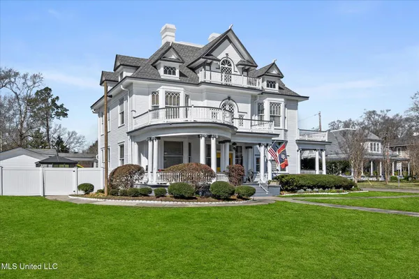 $854,900 | 1028 Main Street, Hattiesburg, MS 39401