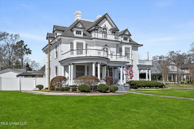 $854,900 | 1028 Main Street, Hattiesburg, MS 39401