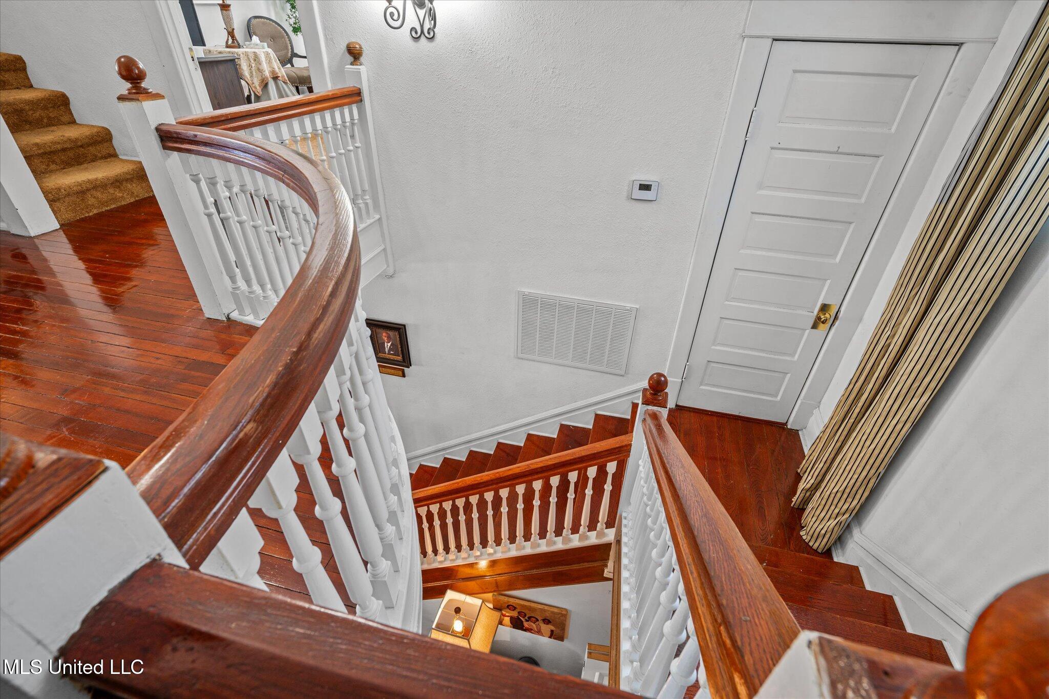 1028 Main Street Hattiesburg, MS 39401 - Photo 61 of 77 stairs