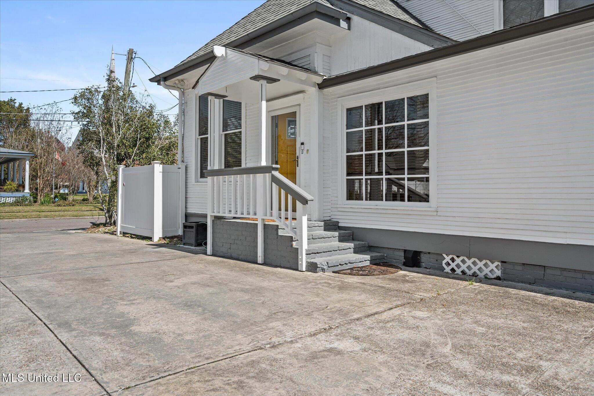 1028 Main Street Hattiesburg, MS 39401 - Photo 63 of 77 rear stairs