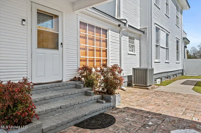 $854,900 | 1028 Main Street, Hattiesburg, MS 39401