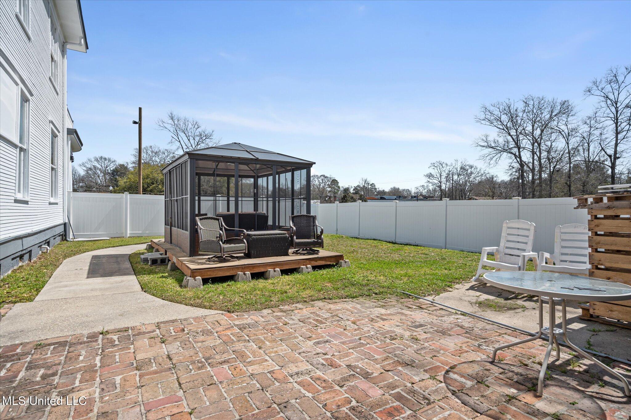 1028 Main Street Hattiesburg, MS 39401 - Photo 65 of 77 gazebo