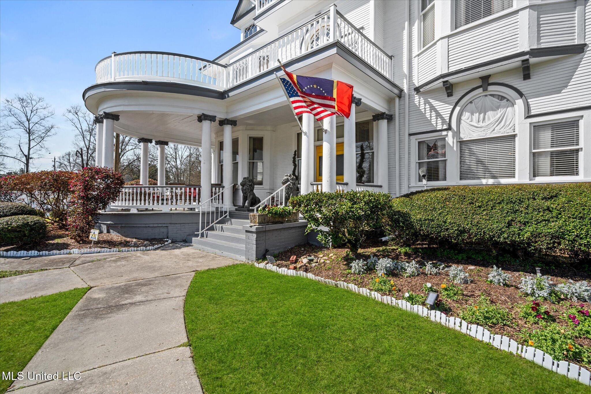 1028 Main Street Hattiesburg, MS 39401 - Photo 7 of 77 sidewalk