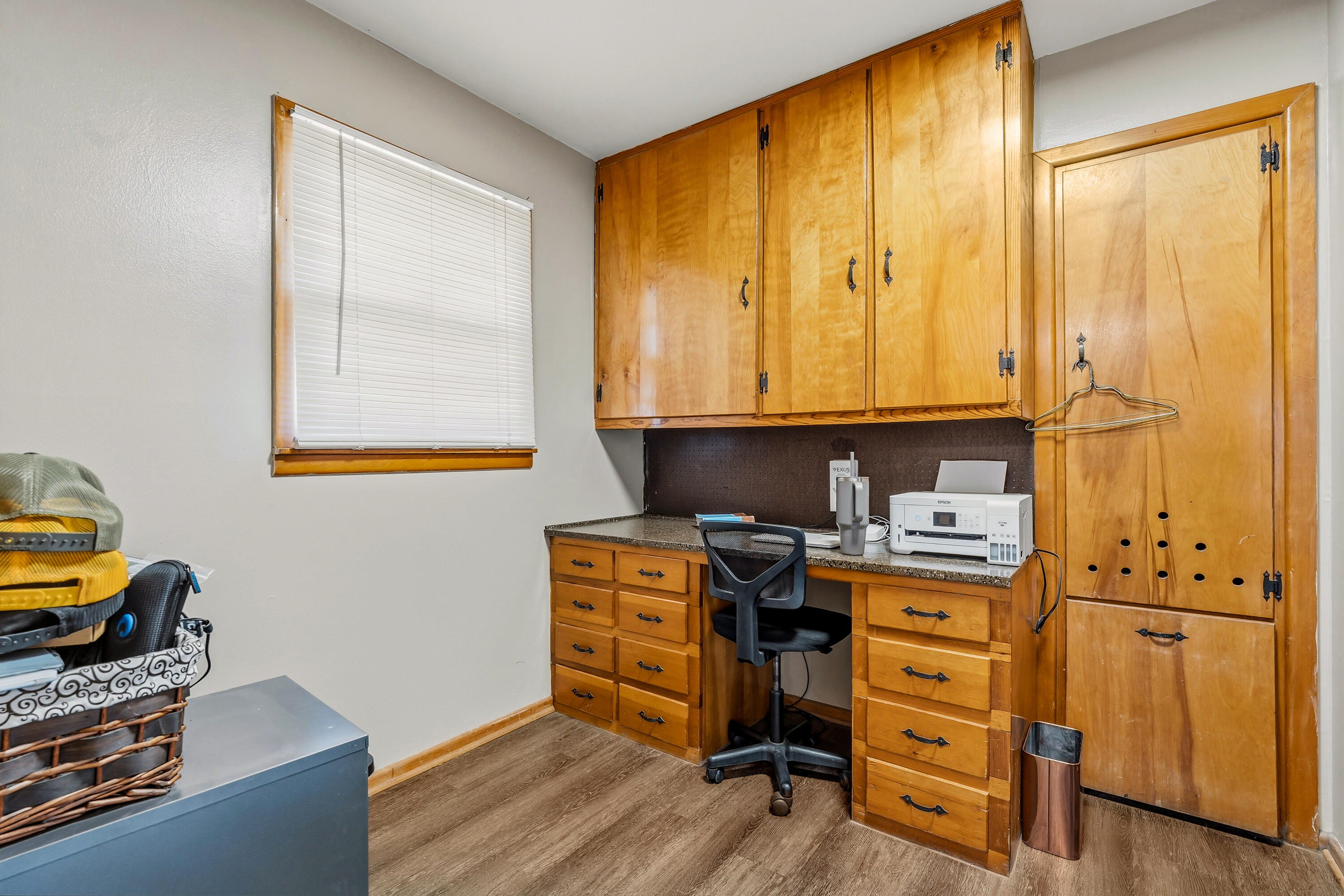 707 12th Street Shallowater, TX 79363 - Photo 12 of 27 a room with furniture and a window
