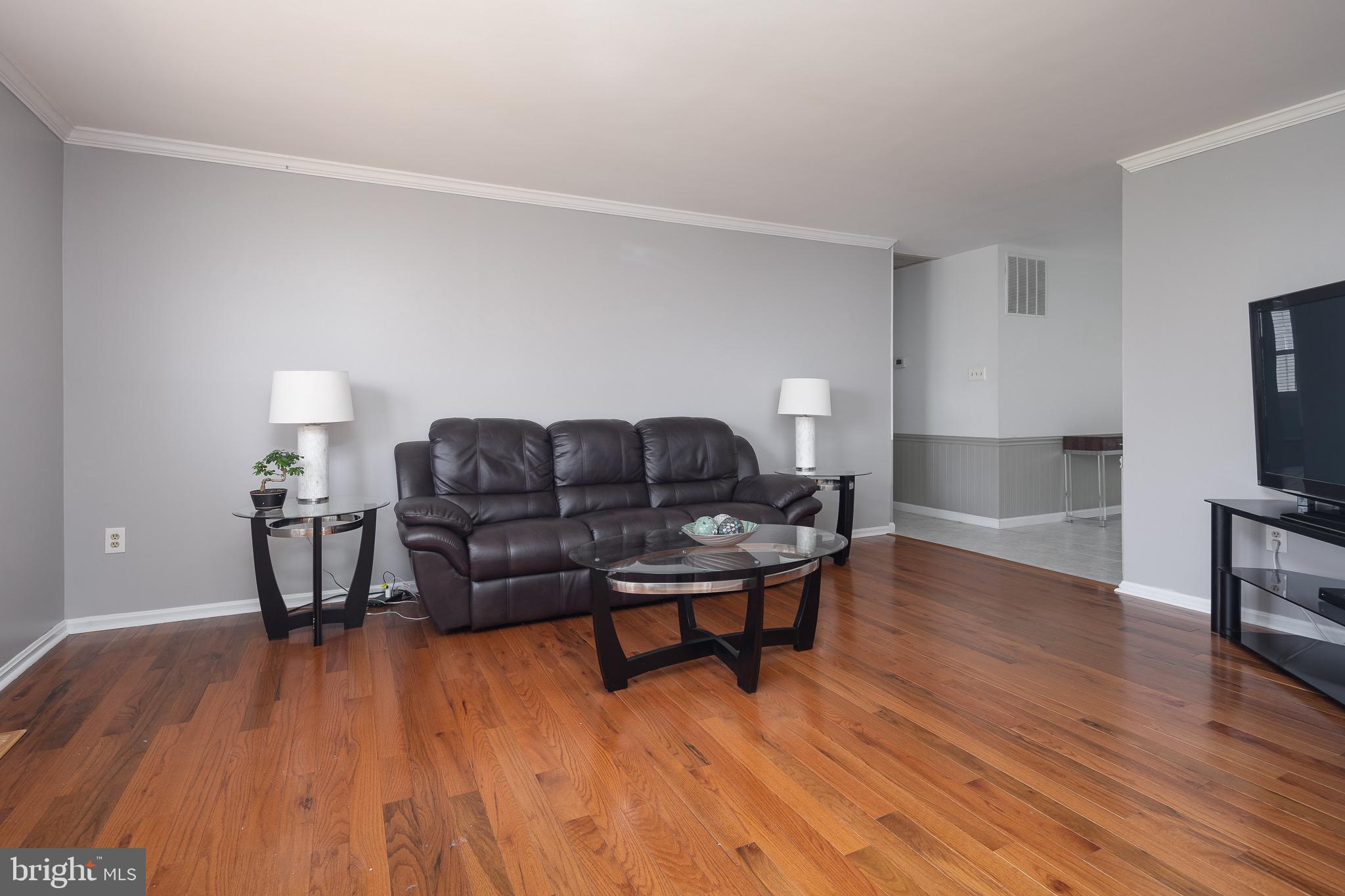 10053 Field Court Manassas, VA 20110 - Photo 12 of 43 Beautiful Hardwood Floors