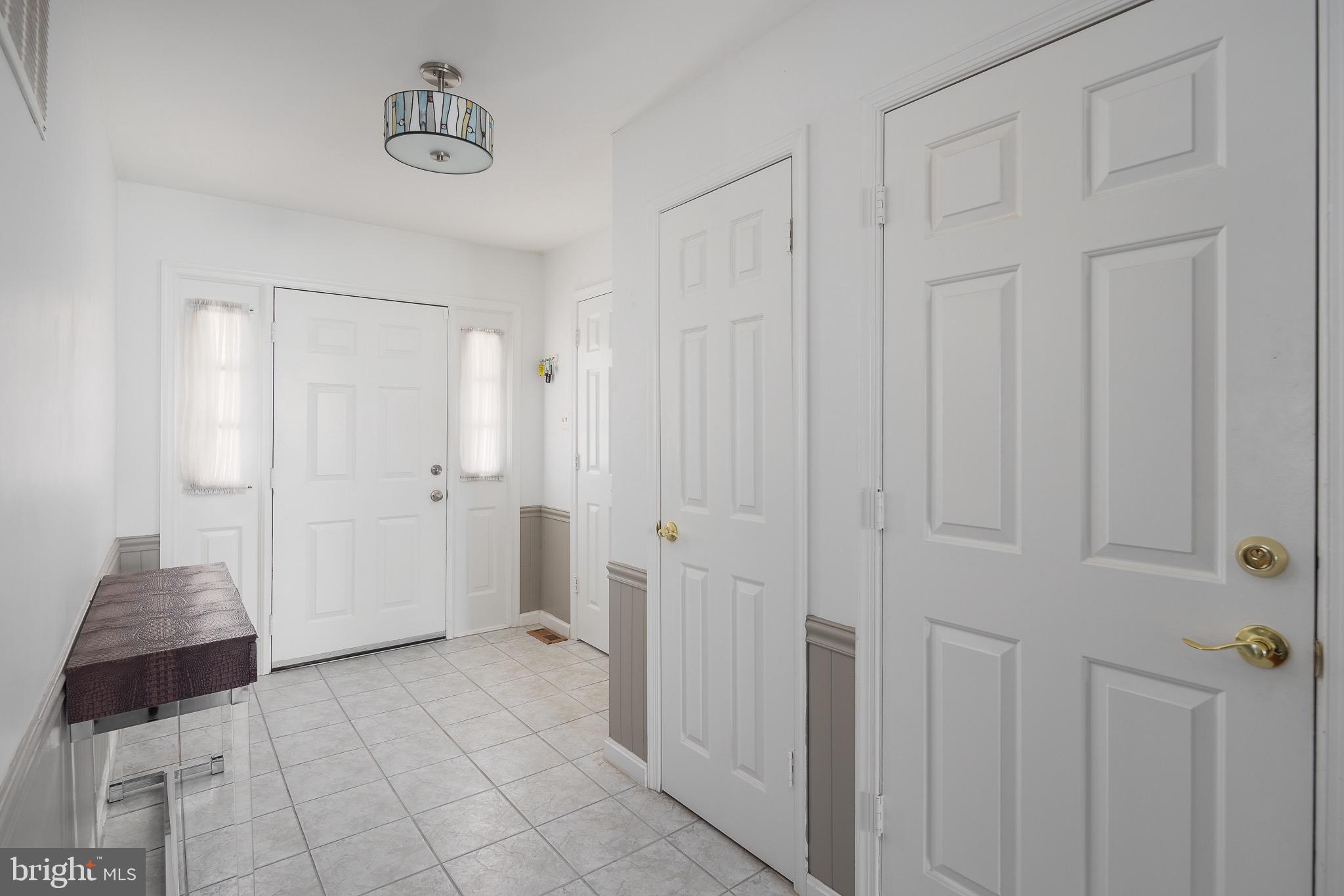 10053 Field Court Manassas, VA 20110 - Photo 4 of 43 Foyer w Coat Closet