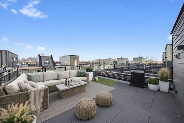 $670,000 | 4232 West Belmont Avenue, Unit 4, Chicago, IL 60641