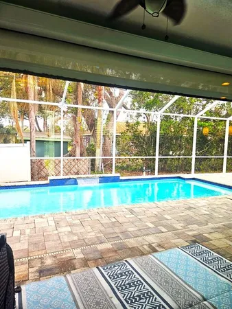 a view of a backyard