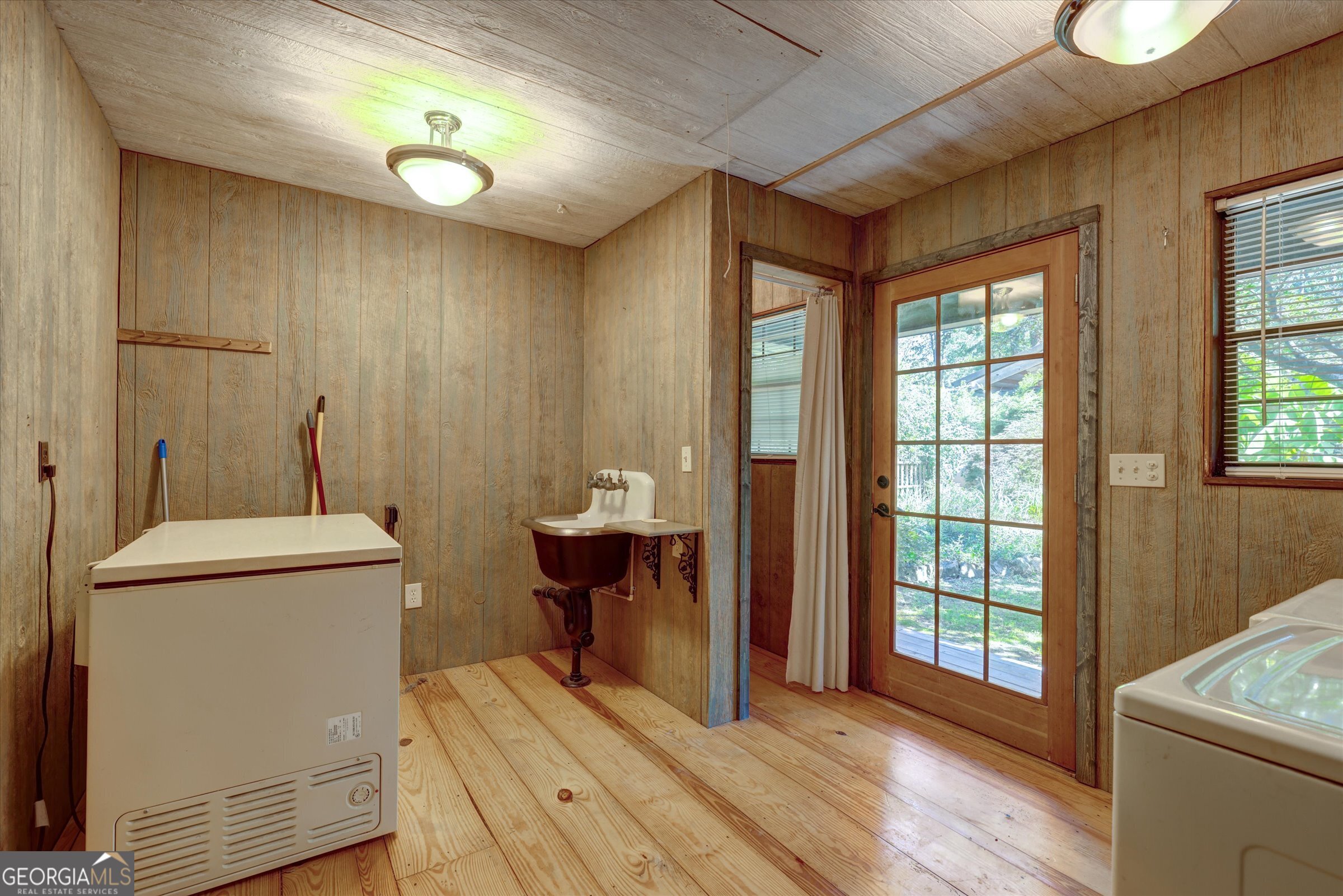 424 Hampton Road Hampton, GA 30228 - Photo 29 of 44 a bathroom with a sink and a mirror