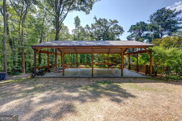 a view of a house with backyard and garden