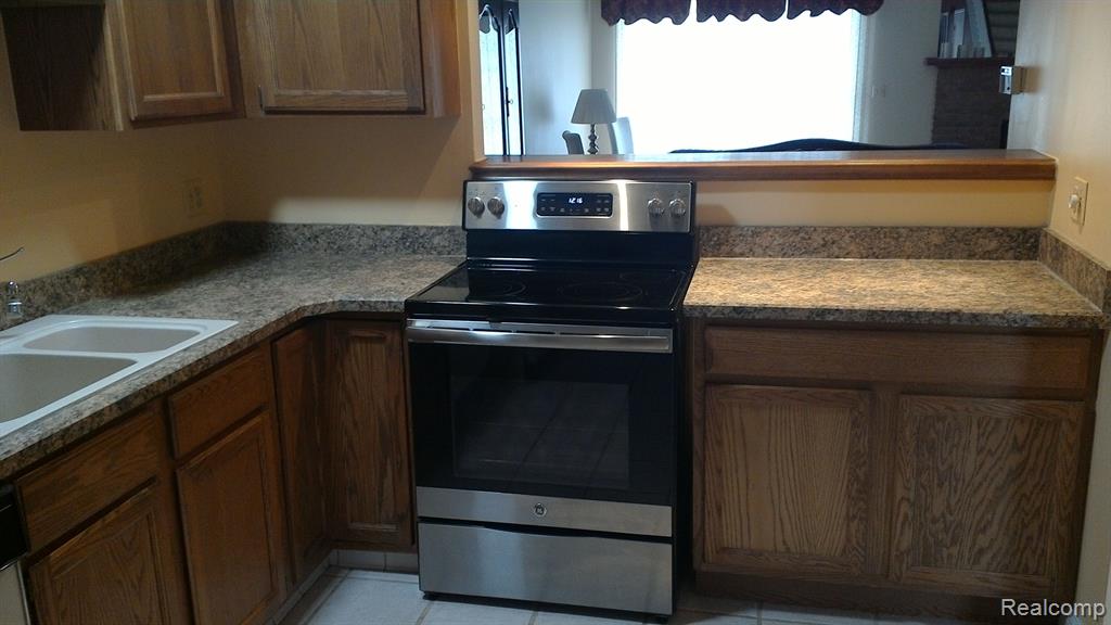 628 Tennyson Rochester Hills, MI 48307 - Photo 17 of 32