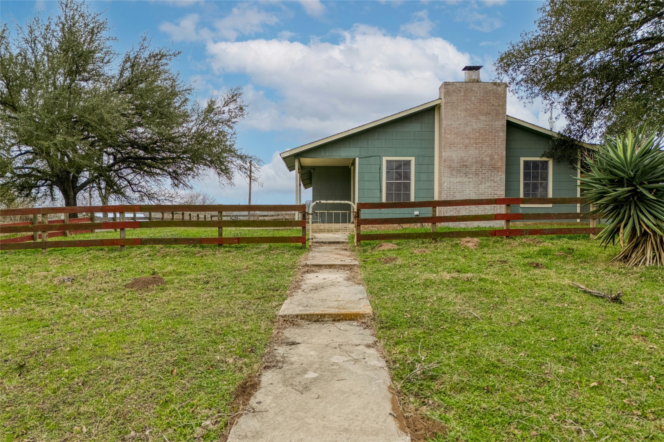 103 Robin Lane Luling, TX 78648 - Photo 3 of 40