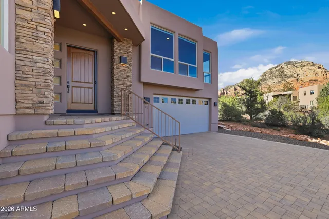 a view of entryway with livingroom
