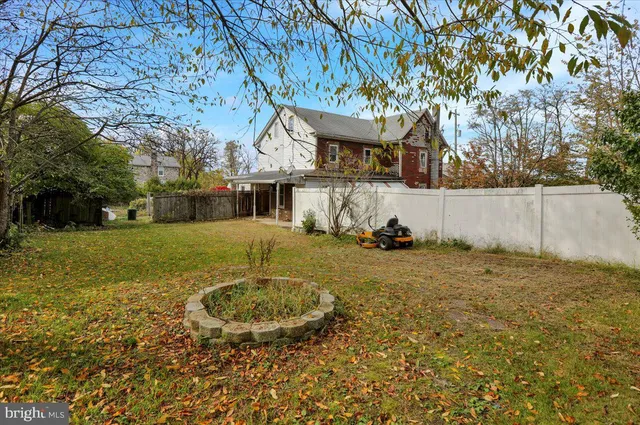 a view of a house with backyard