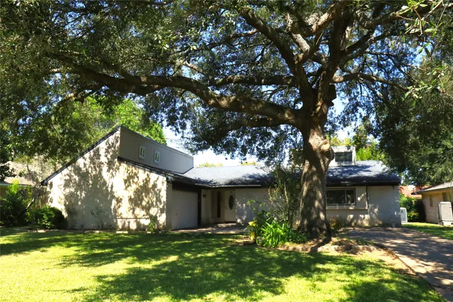 $2,150 | 354 South Amherst Drive, West Columbia, TX 77486