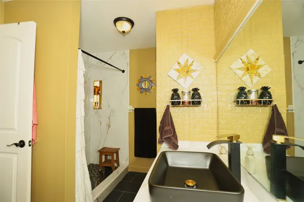 $1,900 | 354 South Amherst Drive, West Columbia, TX 77486