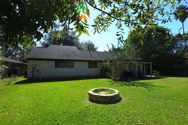 $1,900 | 354 South Amherst Drive, West Columbia, TX 77486