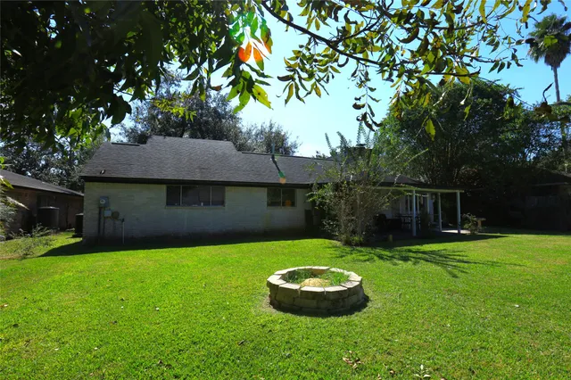 $2,150 | 354 South Amherst Drive, West Columbia, TX 77486