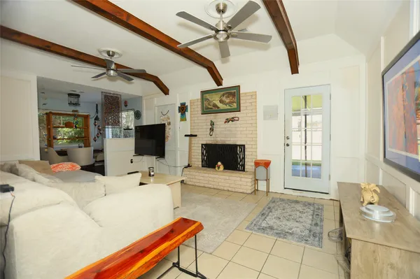 $1,900 | 354 South Amherst Drive, West Columbia, TX 77486