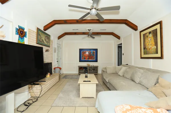 $1,900 | 354 South Amherst Drive, West Columbia, TX 77486