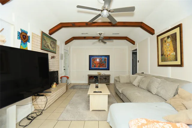 $2,150 | 354 South Amherst Drive, West Columbia, TX 77486