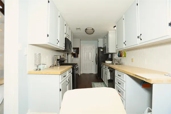 $1,900 | 354 South Amherst Drive, West Columbia, TX 77486