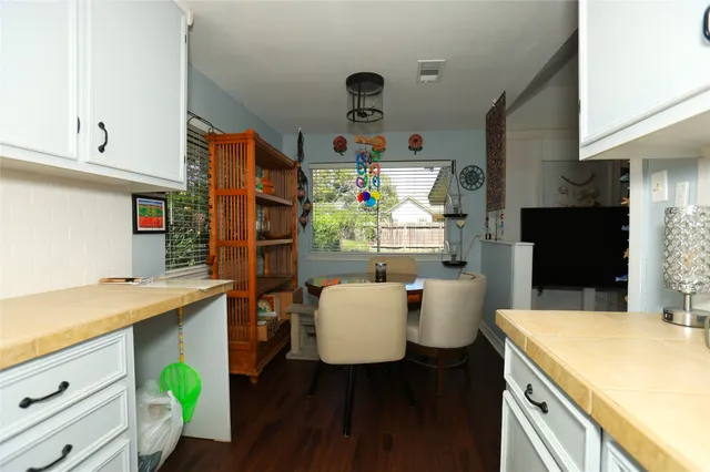 $2,150 | 354 South Amherst Drive, West Columbia, TX 77486