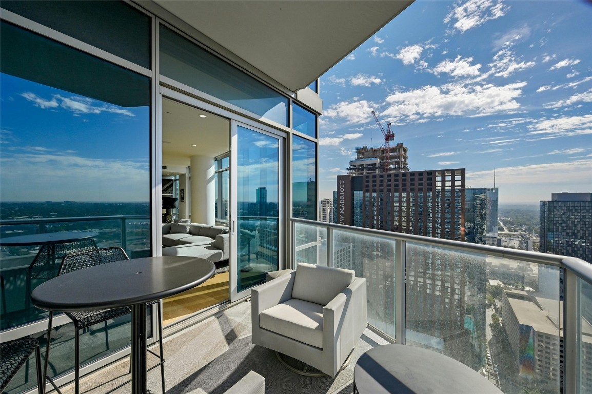 200 Congress Avenue, Unit 32SE Austin, TX 78701 - Photo 24 of 40 a balcony with table and chairs