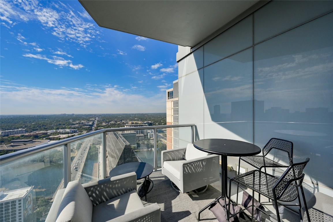 200 Congress Avenue, Unit 32SE Austin, TX 78701 - Photo 25 of 40 a view of a chairs and table in patio
