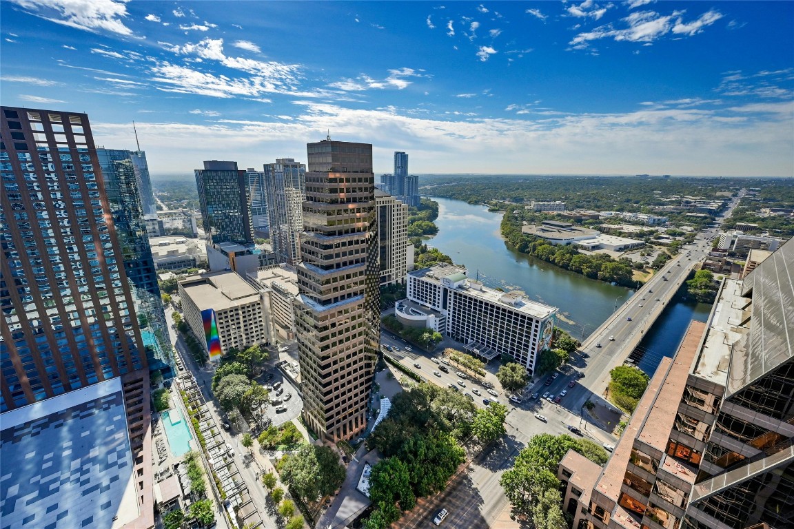 200 Congress Avenue, Unit 32SE Austin, TX 78701 - Photo 33 of 40 a view of a balcony with city view