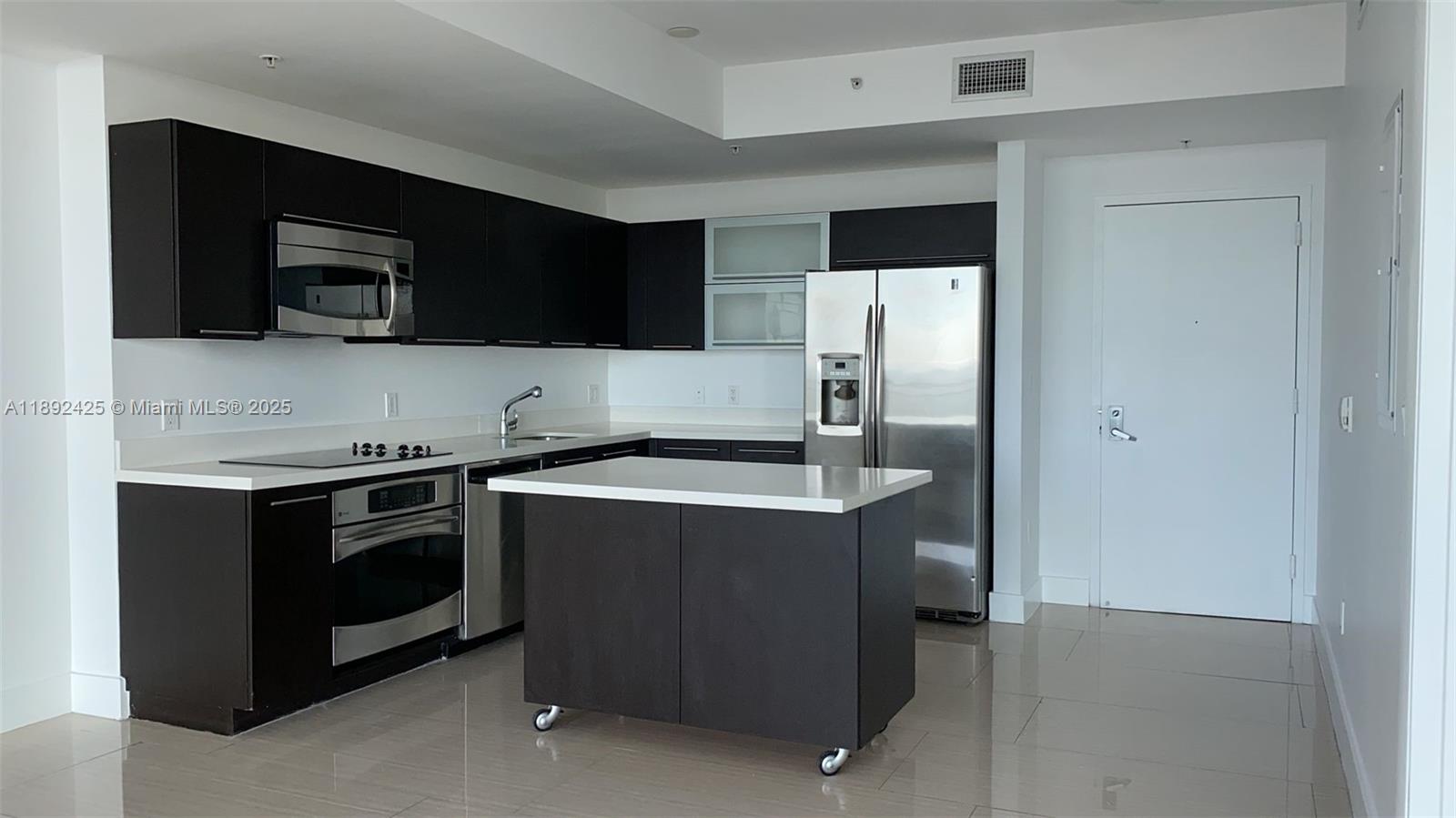 90 Southwest 3rd Street, Unit 3907 Miami, FL 33130 - Photo 24 of 31 a kitchen with stainless steel appliances a stove microwave and refrigerator