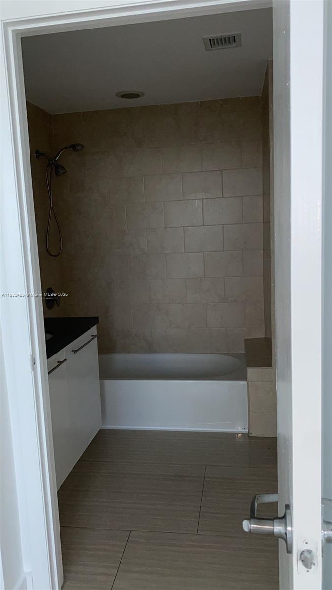 90 Southwest 3rd Street, Unit 3907 Miami, FL 33130 - Photo 8 of 31 a bathroom with a bathtub