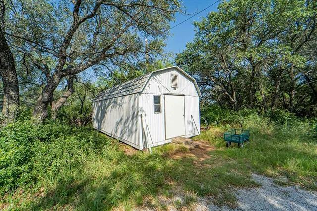 a view of a backyard
