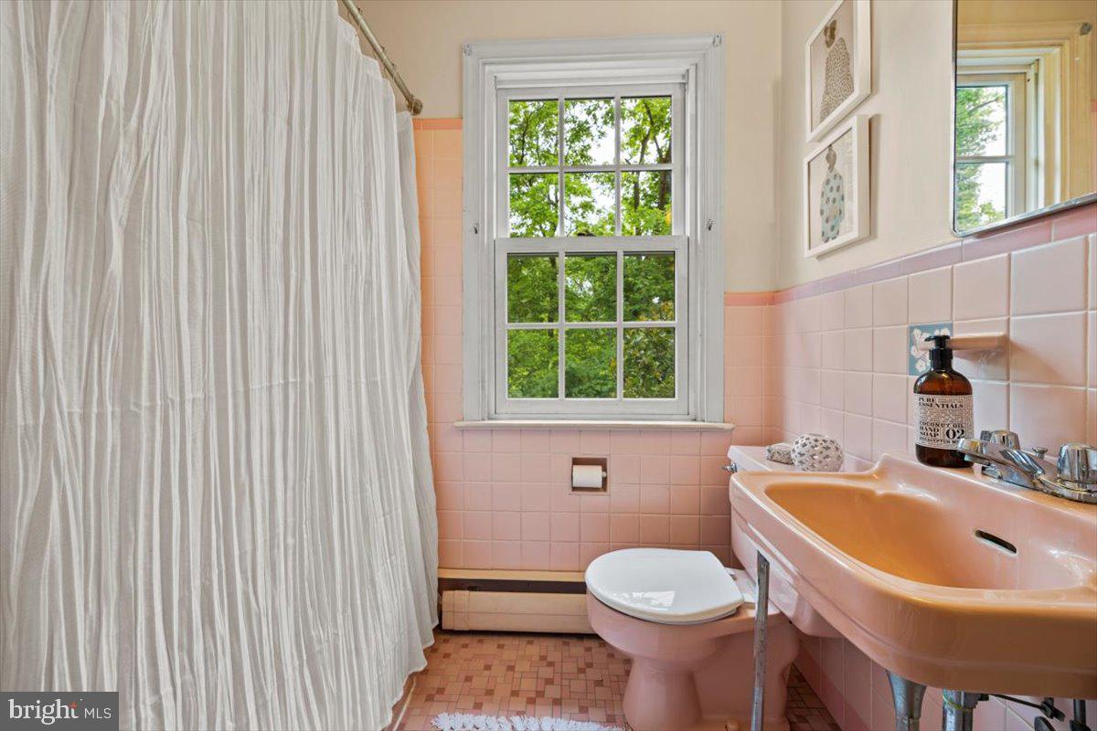 659 Lindley Road Glenside, PA 19038 - Photo 16 of 38 Hall Bath